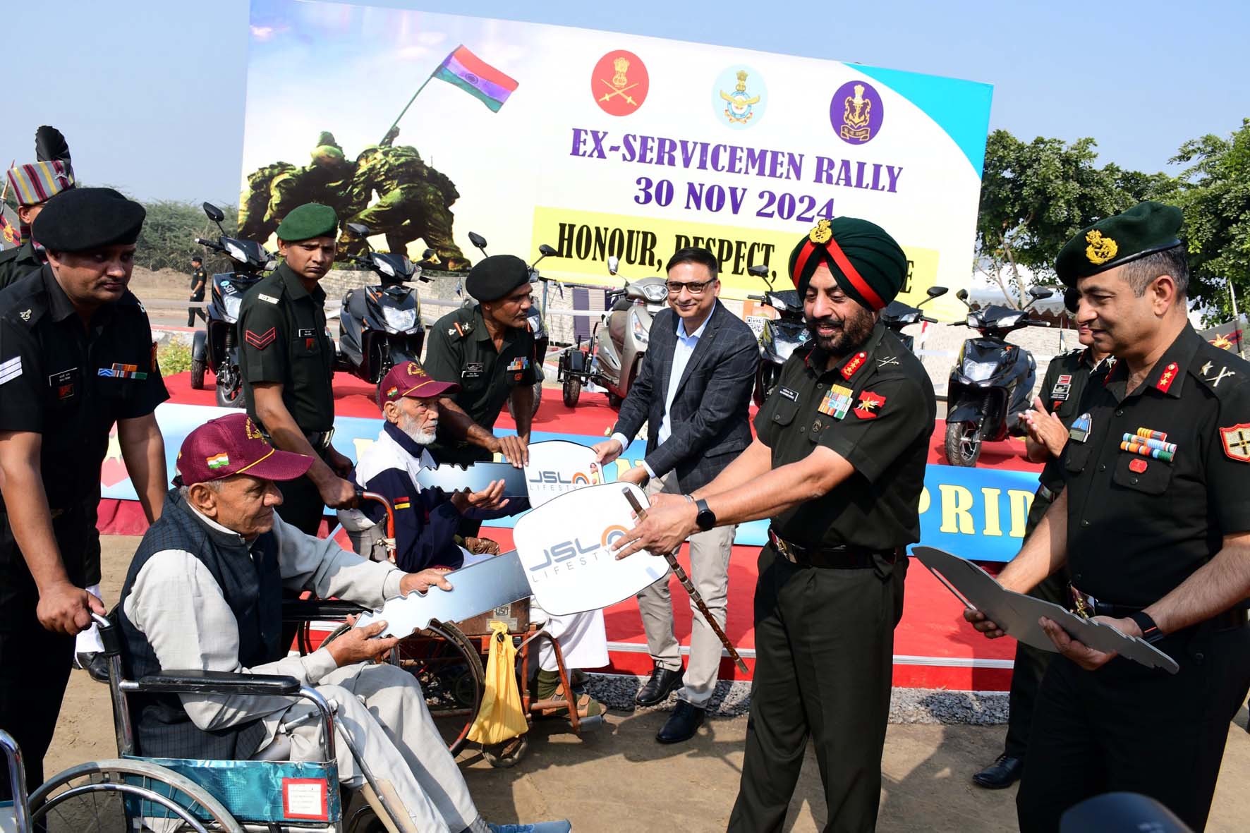 भूतपूर्व सैनिकों को सम्मानित करते सैन्य अधिकारी। भूतपूर्व सैनिकों को सम्मानित करते सैन्य अधिकारी।