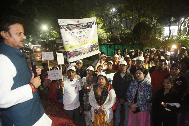 विश्व एड्स दिवस की पूर्व संध्या पर कैंडल मार्च विश्व एड्स दिवस की पूर्व संध्या पर कैंडल मार्च