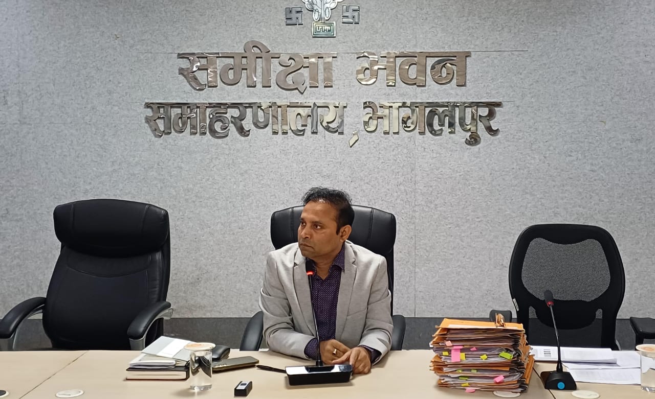बैठक करते जिलाधिकारी बैठक करते जिलाधिकारी