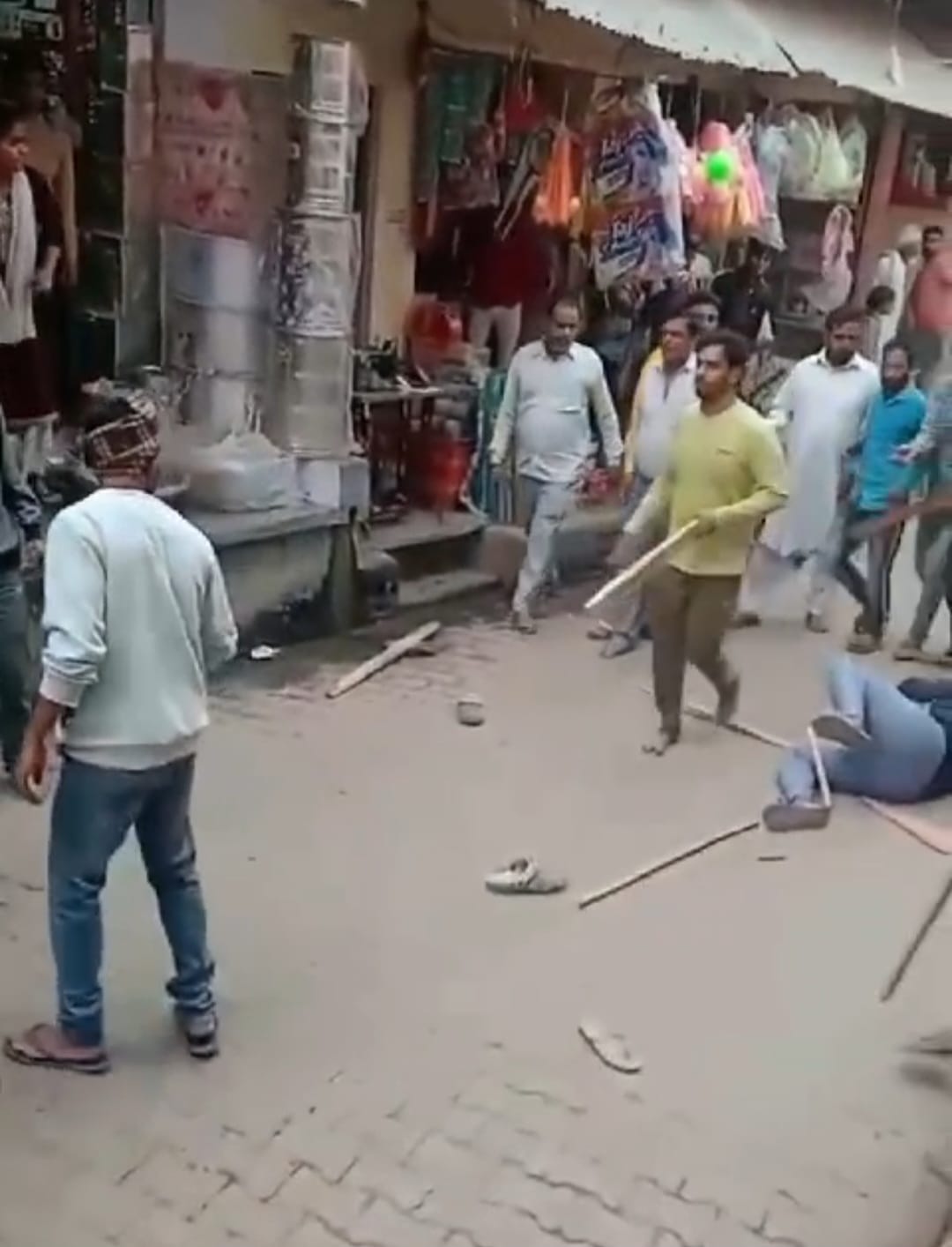 बिजली बिल वसूली करने के विभाग जेई और अवर अभियंता को स्थानीय लोगों ने पीटा, मुकदमा दर्ज बिजली बिल वसूली करने के विभाग जेई और अवर अभियंता को स्थानीय लोगों ने पीटा, मुकदमा दर्ज