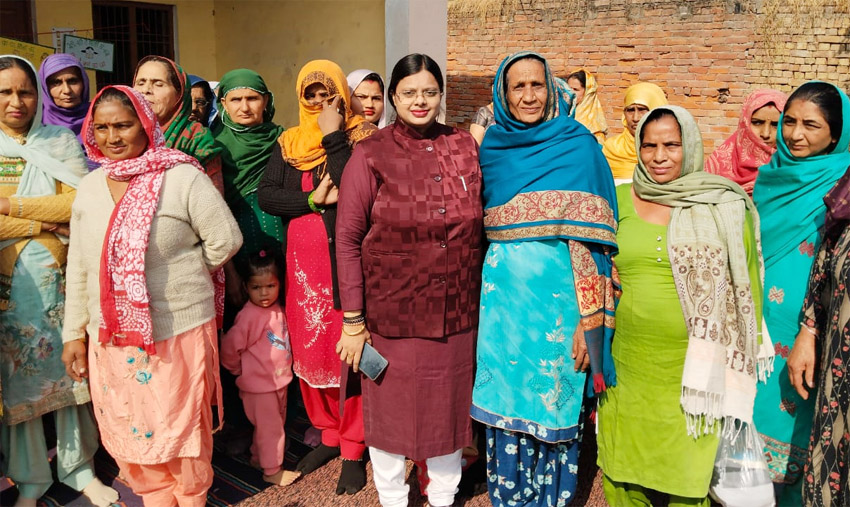 30 Snp-3 सोनीपत: हरियाणा राज्य महिला आयोग की वाइस चेयरपर्सन सोनिया अग्रवाल ने महिलाओं को उनके अधिकारों की जानकारी देते हुए। 30 Snp-3 सोनीपत: हरियाणा राज्य महिला आयोग की वाइस चेयरपर्सन सोनिया अग्रवाल ने महिलाओं को उनके अधिकारों की जानकारी देते हुए।