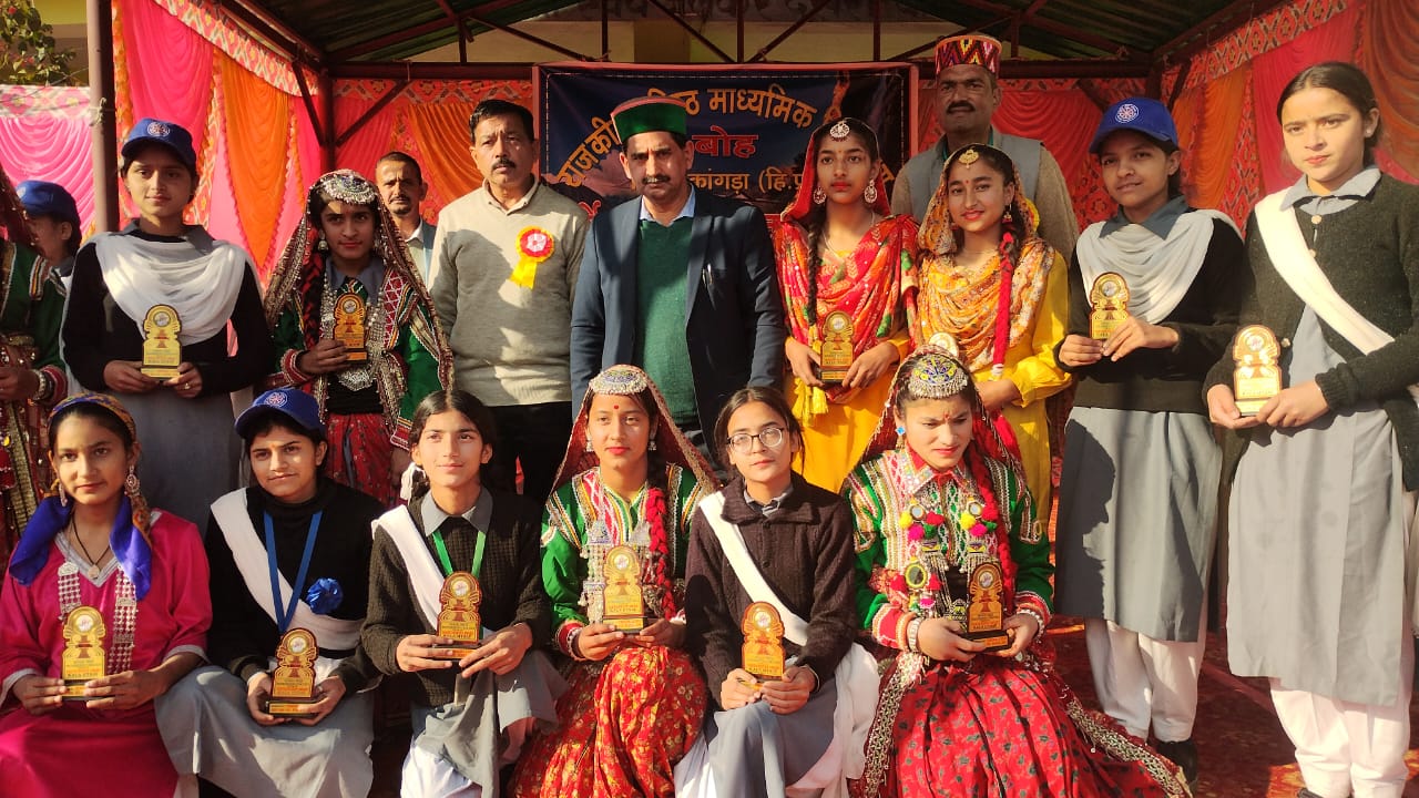 उप मुख्य सचेतक विधानसभा केवल पठानिया स्कूली बच्चों के साथ। उप मुख्य सचेतक विधानसभा केवल पठानिया स्कूली बच्चों के साथ।