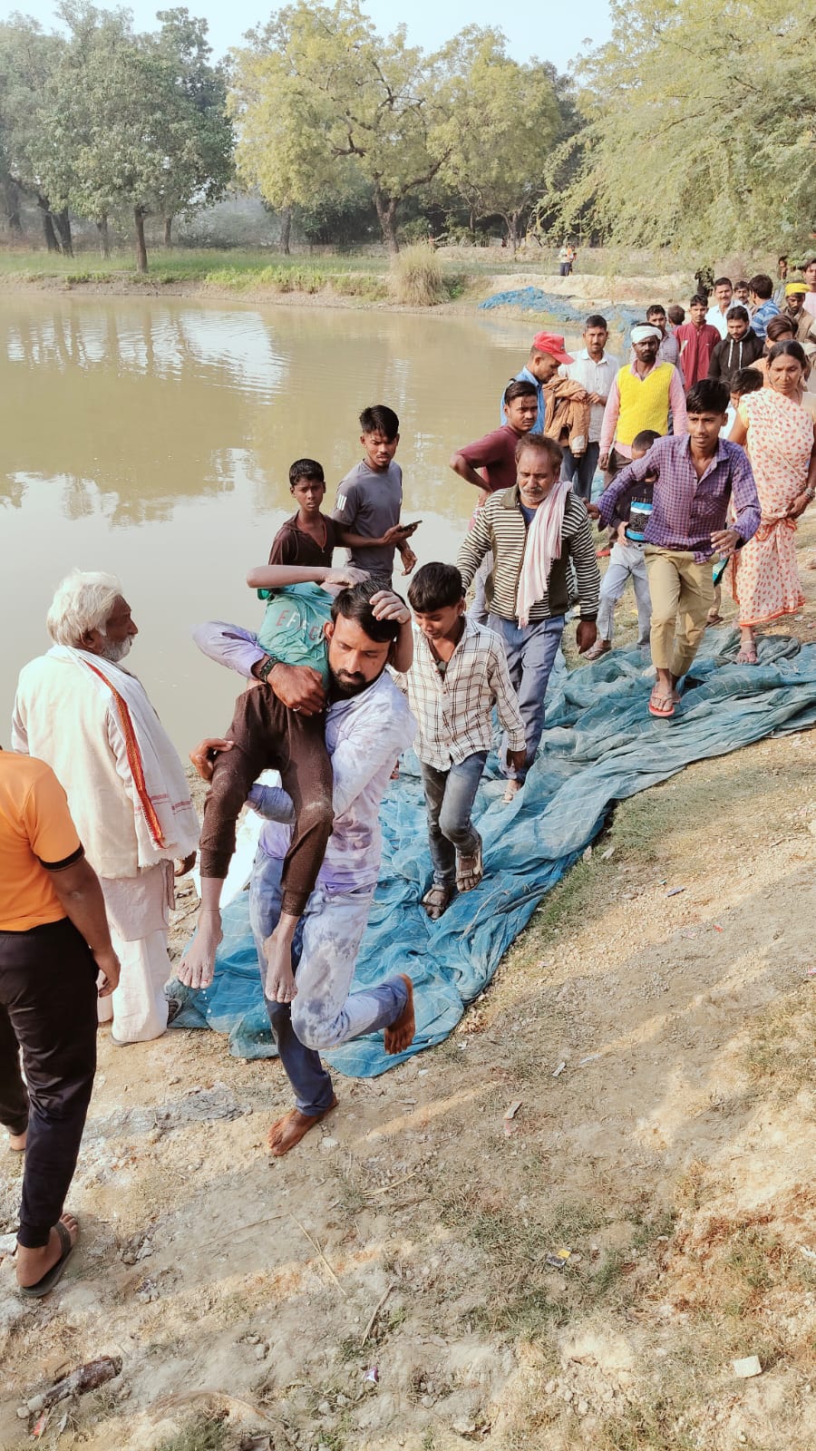 बरामद बालिका को लेकर आते परिजन एवं स्थानीयलोग बरामद बालिका को लेकर आते परिजन एवं स्थानीयलोग
