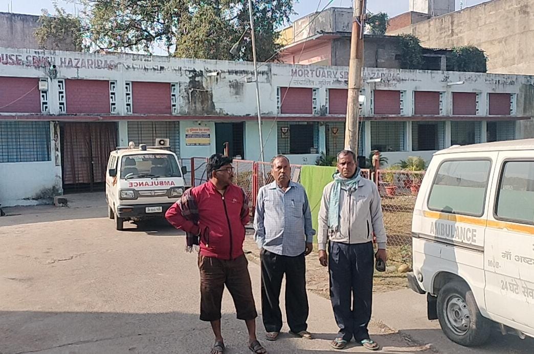 मेडिकल कॉलेज अस्पताल में पोस्टमार्टम के लिए आए परिजन मेडिकल कॉलेज अस्पताल में पोस्टमार्टम के लिए आए परिजन