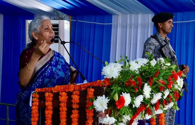 कार्यक्रम को संबोधित करते हुए केंद्रीय वित्त मंत्री निर्मला सीतारमण कार्यक्रम को संबोधित करते हुए केंद्रीय वित्त मंत्री निर्मला सीतारमण