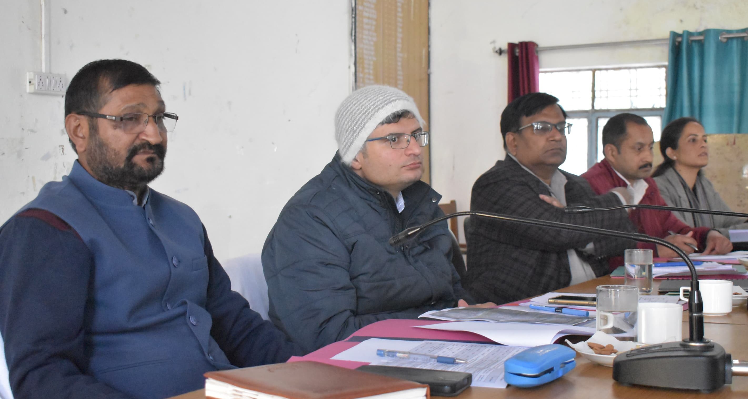 कर्णप्रयाग में आपदा प्रभावितों के साथ बैठक करते हुए विधायक व डीएम। कर्णप्रयाग में आपदा प्रभावितों के साथ बैठक करते हुए विधायक व डीएम।