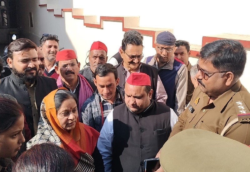 मुरादाबाद से सपा सांसद कुंवरानी रुचि वीरा अपनके अवास पर पुलिस से वार्ता करते हुए मुरादाबाद से सपा सांसद कुंवरानी रुचि वीरा अपनके अवास पर पुलिस से वार्ता करते हुए