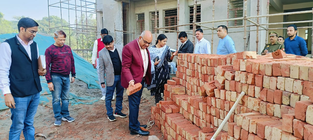 हॉस्टल बैरक का निरीक्षण करते डीएम बागपत हॉस्टल बैरक का निरीक्षण करते डीएम बागपत