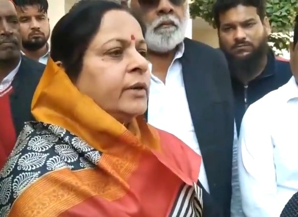 मुरादाबाद से सपा सांसद कुंवरानी रुचि वीरा अपने अवास पर पत्रकारों से वार्ता करते हुए