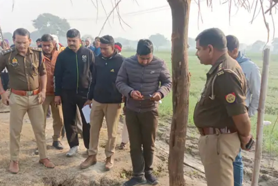 मौके पर जांच करती पुलिस