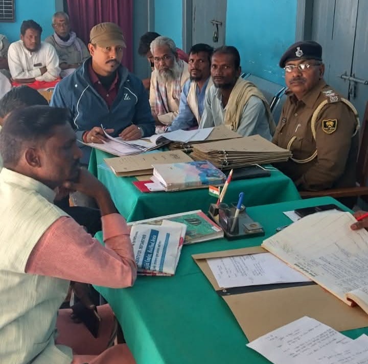 अररिया फोटो:थाना में जनता दरबार में पुलिस अधिकारी और अंचल कार्यालय के अधिकारियों के साथ फरियादी अररिया फोटो:थाना में जनता दरबार में पुलिस अधिकारी और अंचल कार्यालय के अधिकारियों के साथ फरियादी