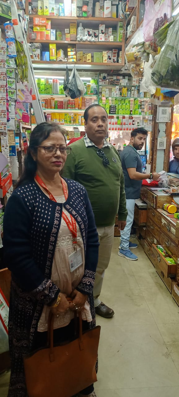 छापामारी करते हुए टीम छापामारी करते हुए टीम