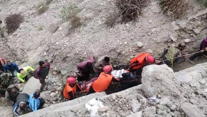 निजी कार सड़क से फिसलकर चिनाब नदी में गिरी, एक महिला की मौत, दो लापता निजी कार सड़क से फिसलकर चिनाब नदी में गिरी, एक महिला की मौत, दो लापता