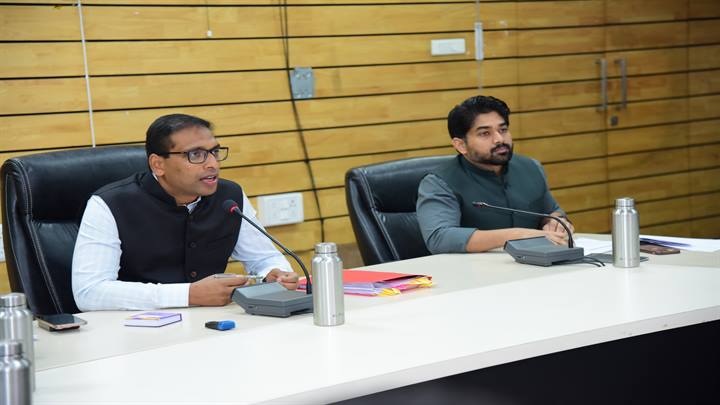 फार्मर रजिस्ट्री कार्ड बनाने के कार्य की प्रगति की समीक्षा फार्मर रजिस्ट्री कार्ड बनाने के कार्य की प्रगति की समीक्षा