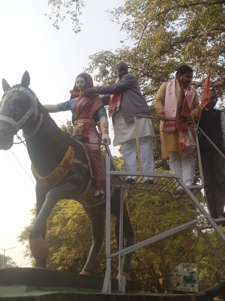 अहिल्याबाई होल्कर की प्रतिमा पर माल्यार्पण करते अद्वैत चरण अहिल्याबाई होल्कर की प्रतिमा पर माल्यार्पण करते अद्वैत चरण