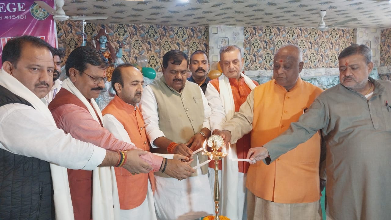 कार्यक्रम में भाग लेते अतिथि