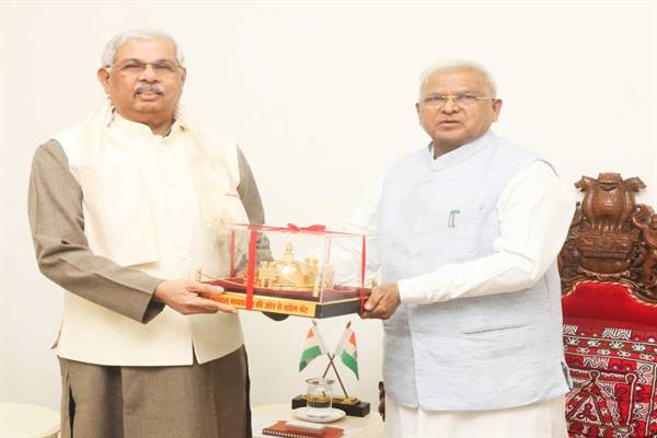 राज्यपाल पटेल से बिहार के राज्यपाल आर्लेकर ने की शिष्टाचार भेंट