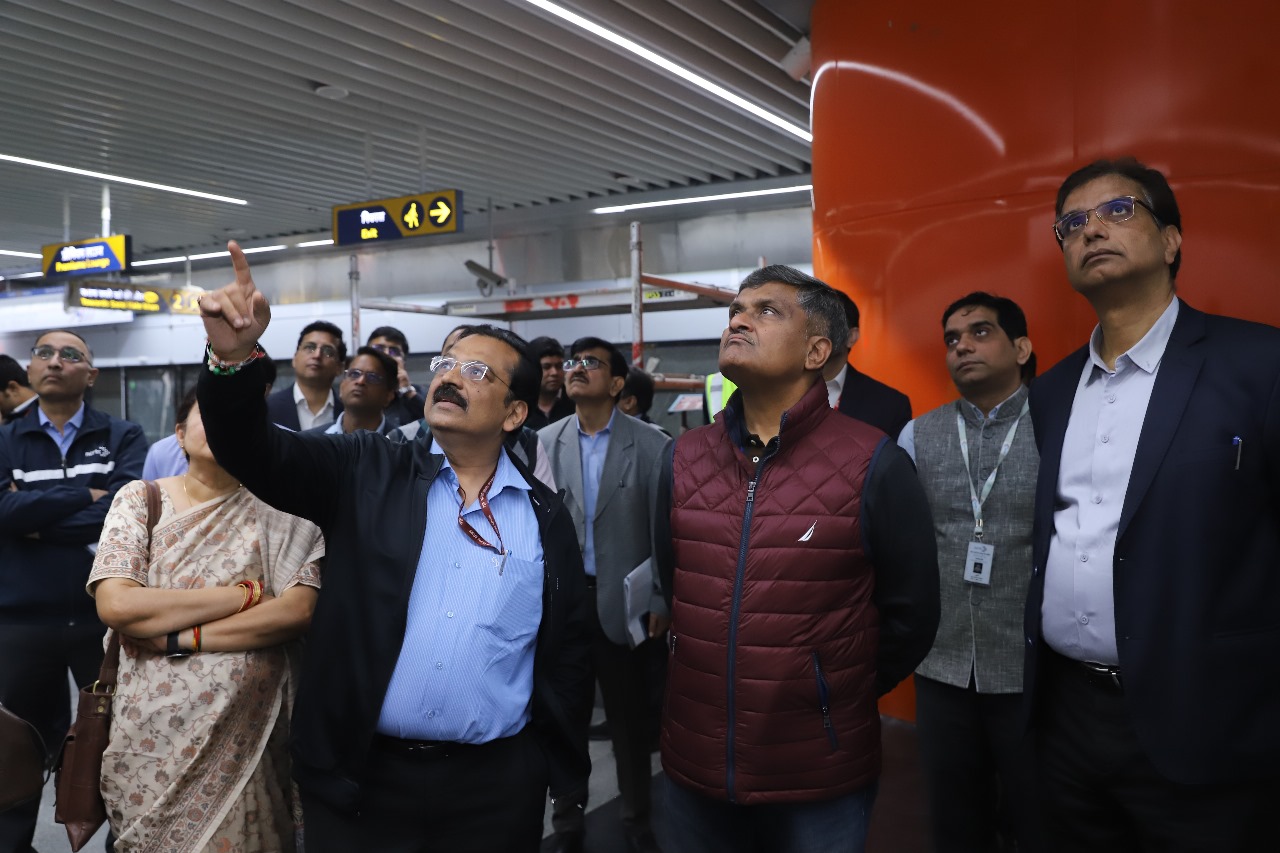 दौरा करते सचिव दौरा करते सचिव