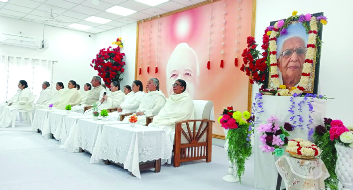श्रद्धांजलि सभा के दौरान श्रद्धांजलि सभा के दौरान