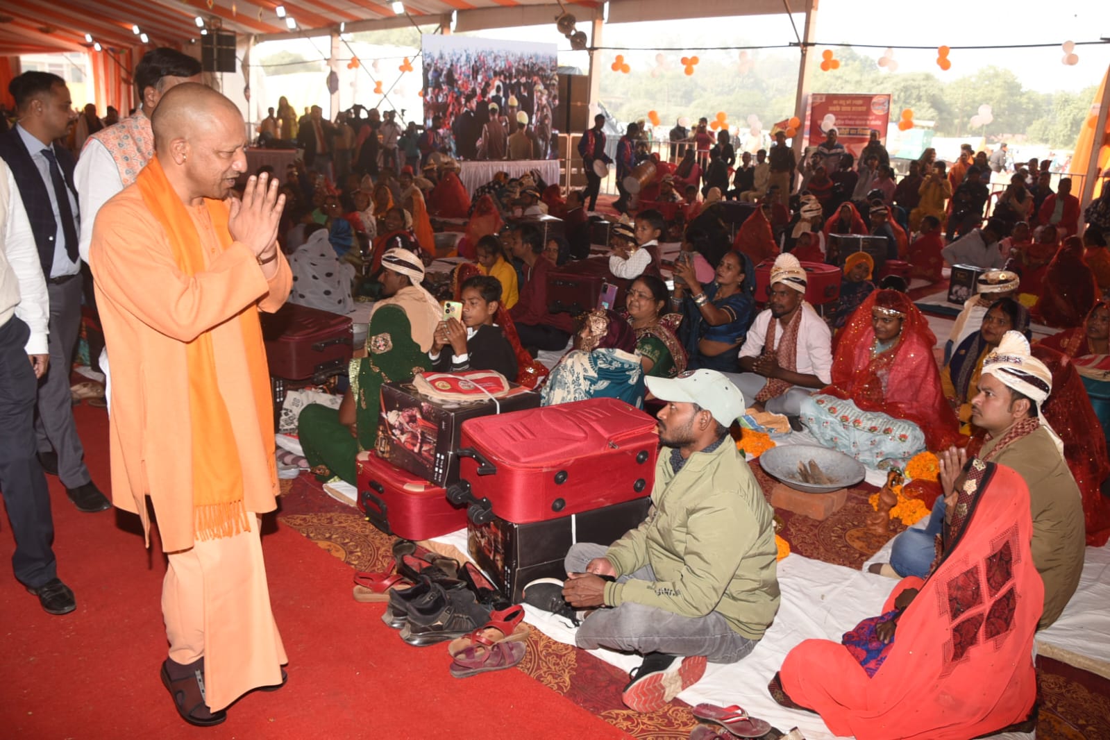 *सामूहिक विवाह समारोह में सम्मिलित हुए मुख्यमंत्री, नव दम्पतियों को दिया आशीर्वाद*