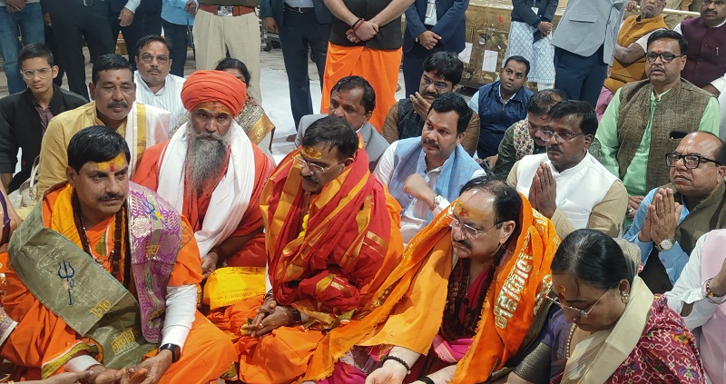 महाकाल मंदिर में पूजन करते हुए जेपी नड्डा महाकाल मंदिर में पूजन करते हुए जेपी नड्डा