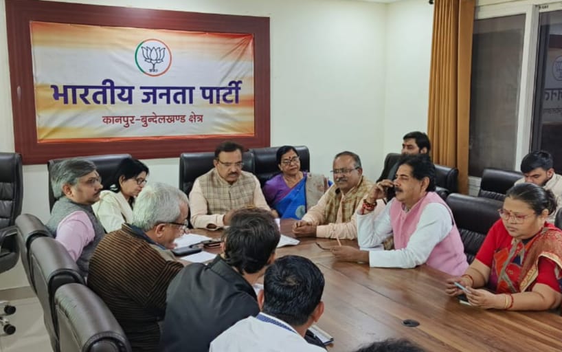 बैठक करते भाजपा क्षेत्रीय अध्यक्ष प्रकाश पाल व अन्य का छाया चित्र बैठक करते भाजपा क्षेत्रीय अध्यक्ष प्रकाश पाल व अन्य का छाया चित्र
