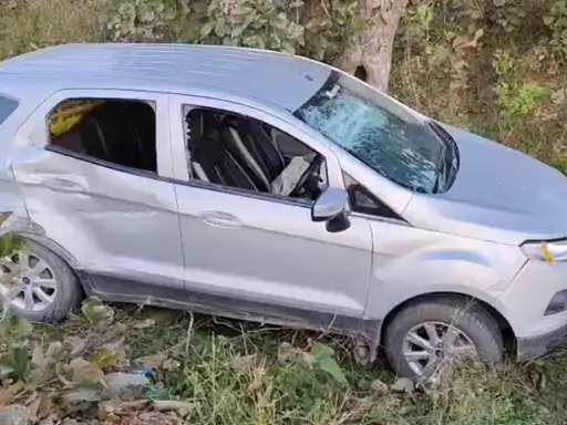तस्कराें की कार। तस्कराें की कार।