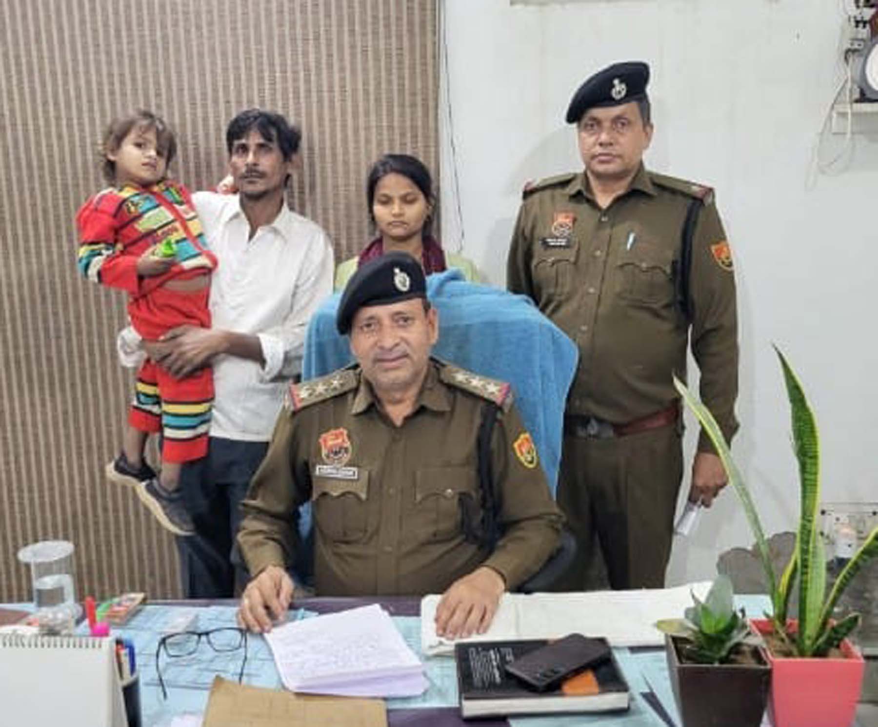 फाेटाे-7: पुलिस के साथ बच्ची काे लिए हुए परिजन। फाेटाे-7: पुलिस के साथ बच्ची काे लिए हुए परिजन।