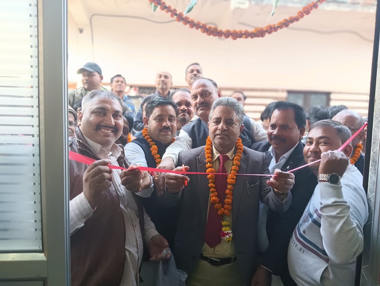 युवा अधिवक्ता के कार्यालय का उद्घाटन करते पंडित रवीन्द्र शर्मा युवा अधिवक्ता के कार्यालय का उद्घाटन करते पंडित रवीन्द्र शर्मा