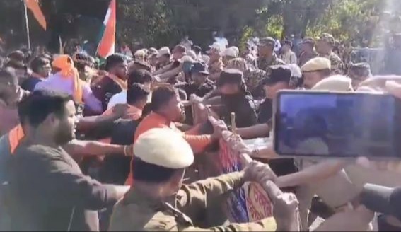 बांग्लादेश चलो बैनर तले हिंदुओं पर हो रहे अत्याचार के विरुद्ध श्रीभूमि में विरोध-प्रदर्शन की तस्वीर। बांग्लादेश चलो बैनर तले हिंदुओं पर हो रहे अत्याचार के विरुद्ध श्रीभूमि में विरोध-प्रदर्शन की तस्वीर।