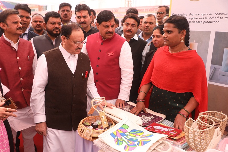 'विश्व एड्स दिवस' पर इंदौर में जागरूकता पर आधारित प्रदर्शनी का अवलोकन करते हुए 'विश्व एड्स दिवस' पर इंदौर में जागरूकता पर आधारित प्रदर्शनी का अवलोकन करते हुए