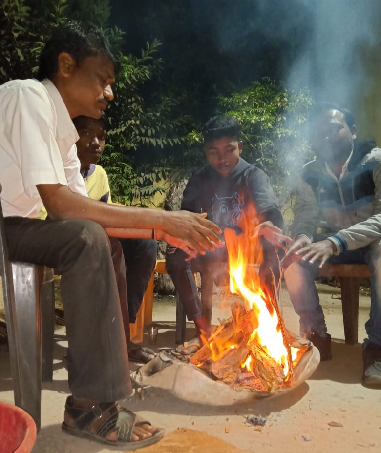 शहर में अलाव तापते हुए लोग। शहर में अलाव तापते हुए लोग।