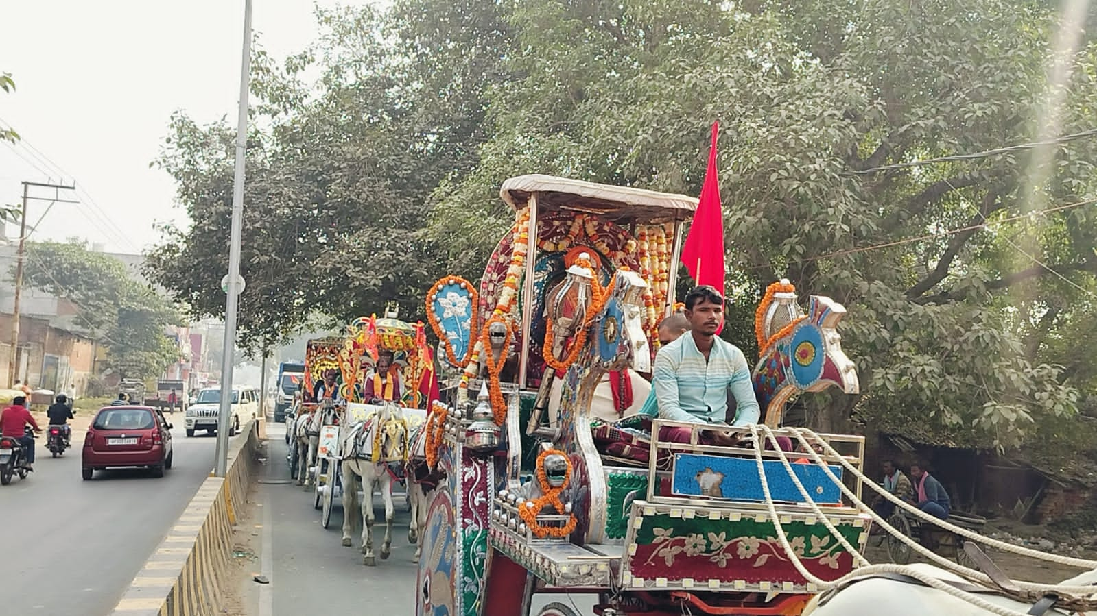 नौ दिवसीय दिवसीय लक्ष्मी नारायण महायज्ञ में निकली कलश यात्रा: फोटो बच्चा गुप्ता