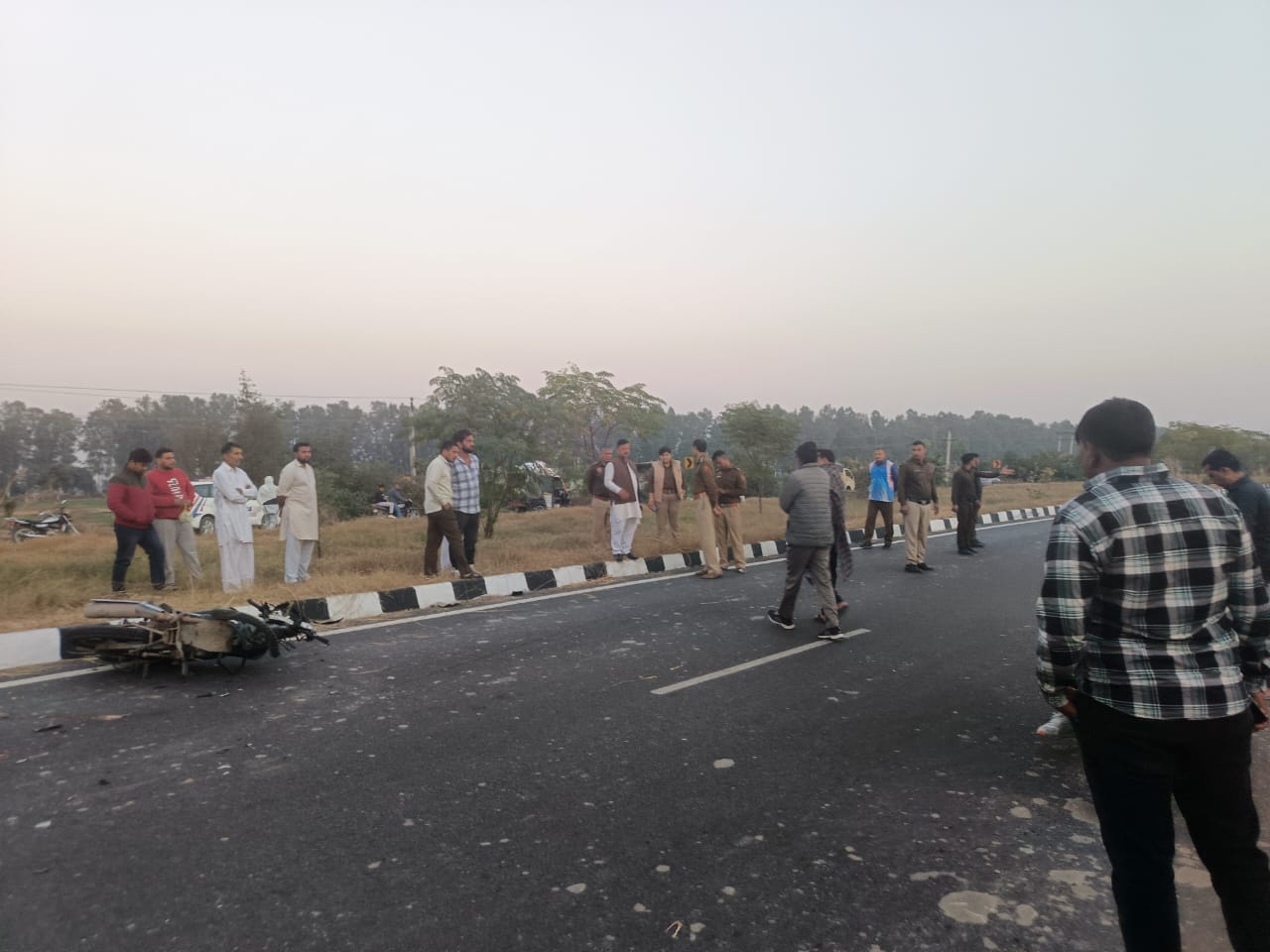करसोला माईनर के पास मौके पर पहुंची पुलिस जांच करते हुए।