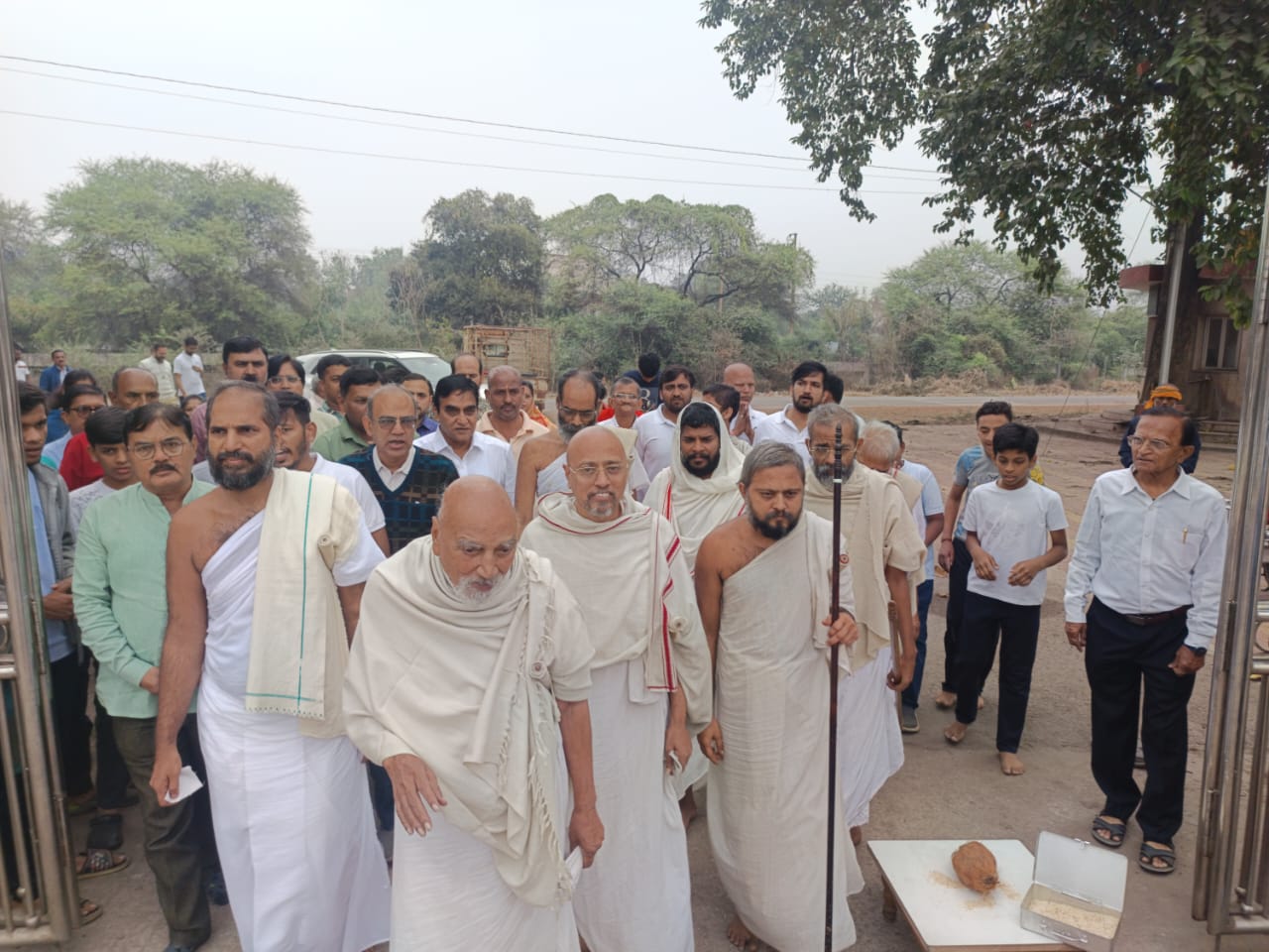 समूह में खड़े हुए जैन मुनि। समूह में खड़े हुए जैन मुनि।