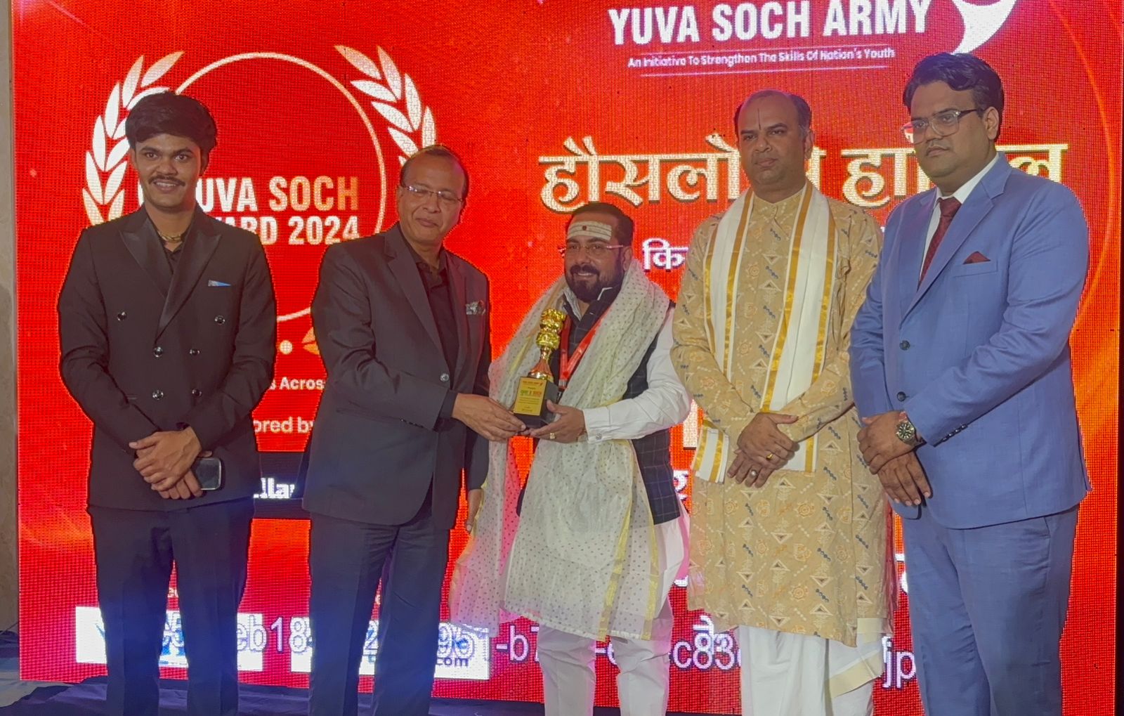 उज्ज्वल पंडित सम्मान लेते हुए उज्ज्वल पंडित सम्मान लेते हुए