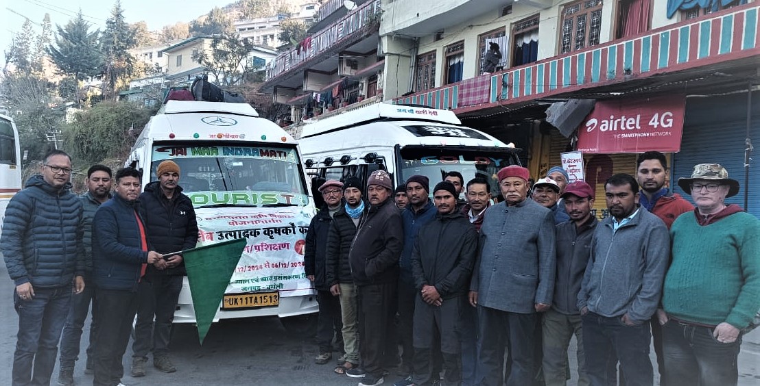 चमोली से सेब उत्पादक कृषकों के दल को रवाना करते हुए। चमोली से सेब उत्पादक कृषकों के दल को रवाना करते हुए।