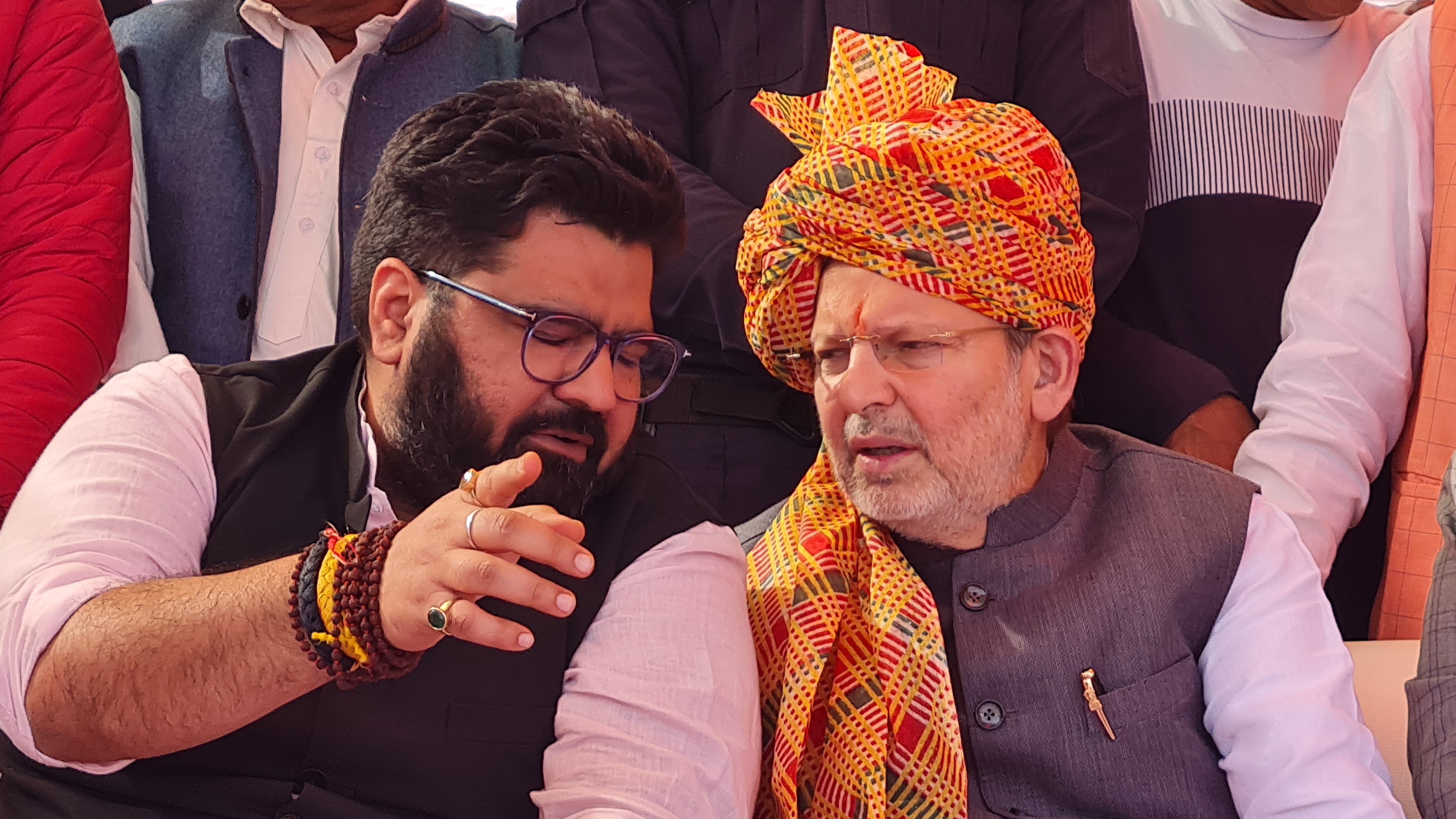 ब्राह्मण सम्मेलन मंच पर बातचीत करते हुए कार्तिकेय शर्मा व डा. अरविंद शर्मा। ब्राह्मण सम्मेलन मंच पर बातचीत करते हुए कार्तिकेय शर्मा व डा. अरविंद शर्मा।