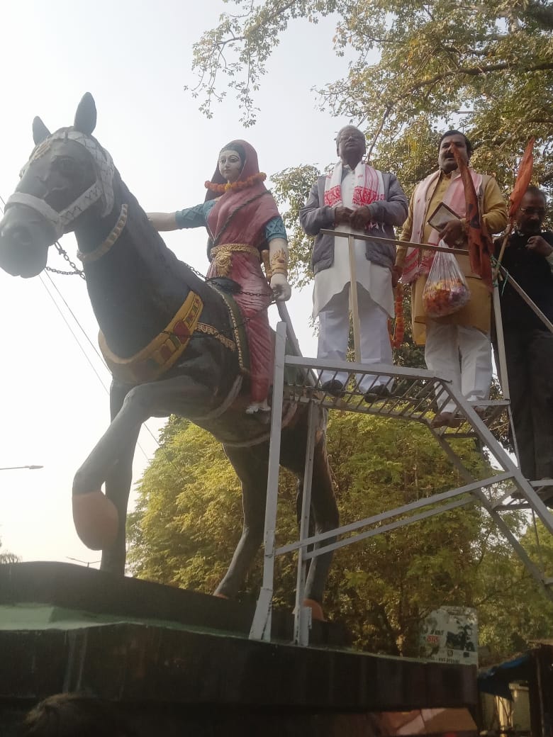 अहिल्याबाई की प्रतिमा के पास कार्यक्रम में बोलते हुए अद्वैत चरण अहिल्याबाई की प्रतिमा के पास कार्यक्रम में बोलते हुए अद्वैत चरण