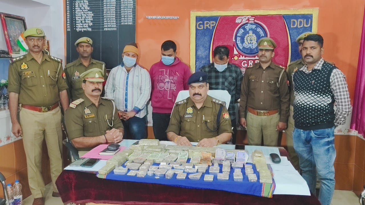 गिरफ्तार युवकों के साथ जीआरपी सीओ गिरफ्तार युवकों के साथ जीआरपी सीओ