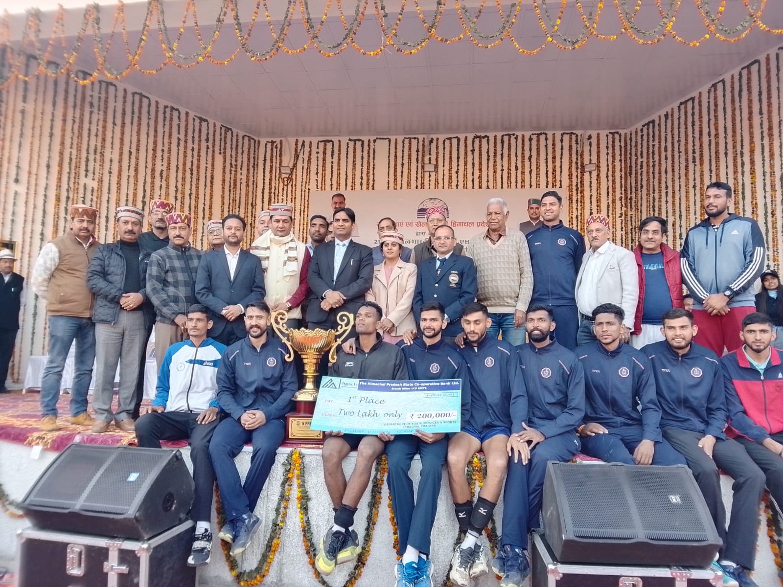 विजेताओं के साथ उपायुक्त कांगड़ा। विजेताओं के साथ उपायुक्त कांगड़ा।
