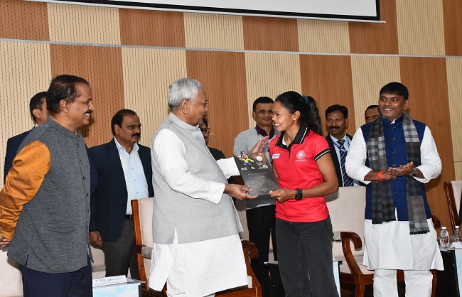 मुख्यमंत्री महिला खिलाड़ियों को सम्मानित करते मुख्यमंत्री महिला खिलाड़ियों को सम्मानित करते