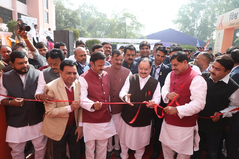 'विश्व एड्स दिवस' पर इंदौर में जागरूकता पर आधारित प्रदर्शनी का शुभारंभ करते हुए 'विश्व एड्स दिवस' पर इंदौर में जागरूकता पर आधारित प्रदर्शनी का शुभारंभ करते हुए