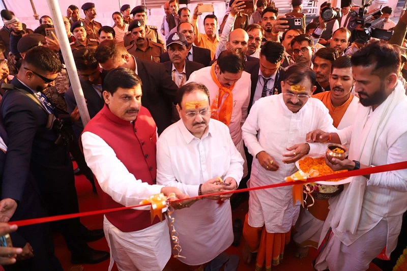 लड्डू प्रसाद वेंडिंग एटीएम का शुभारंभ करते हुए जेपी नड्डा और मुख्यमंत्री डॉ. यादव लड्डू प्रसाद वेंडिंग एटीएम का शुभारंभ करते हुए जेपी नड्डा और मुख्यमंत्री डॉ. यादव