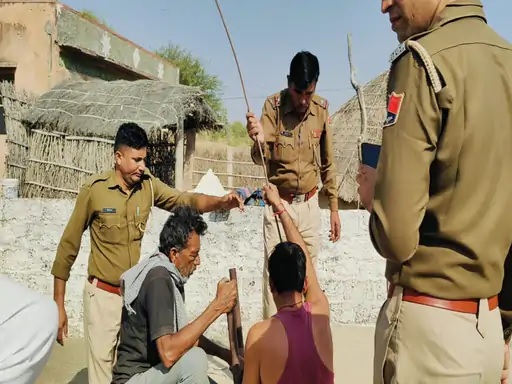 जांच करती पुलिस। जांच करती पुलिस।