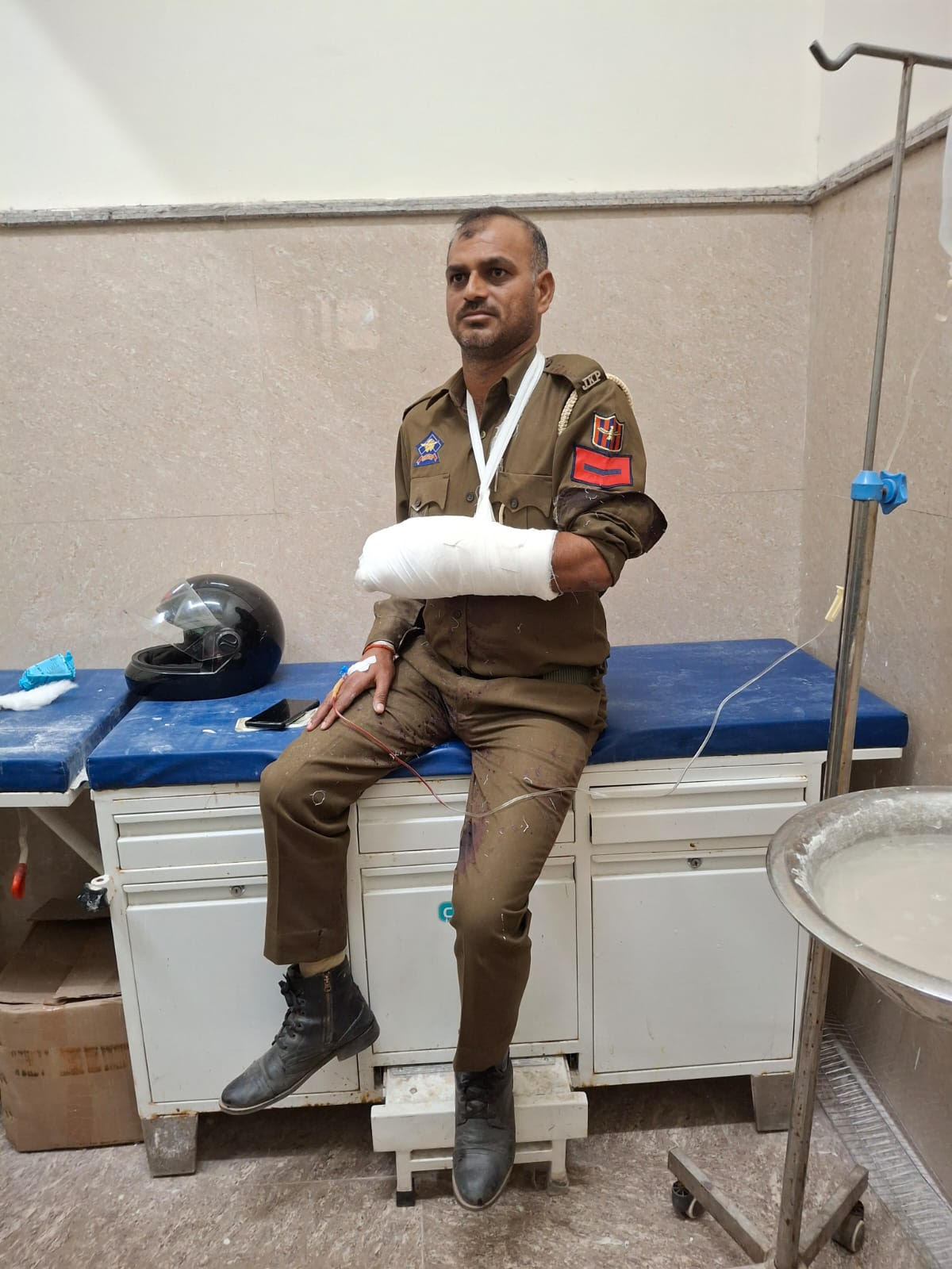 Attack on police personnel who were catching thieves and taking them to the police station Attack on police personnel who were catching thieves and taking them to the police station