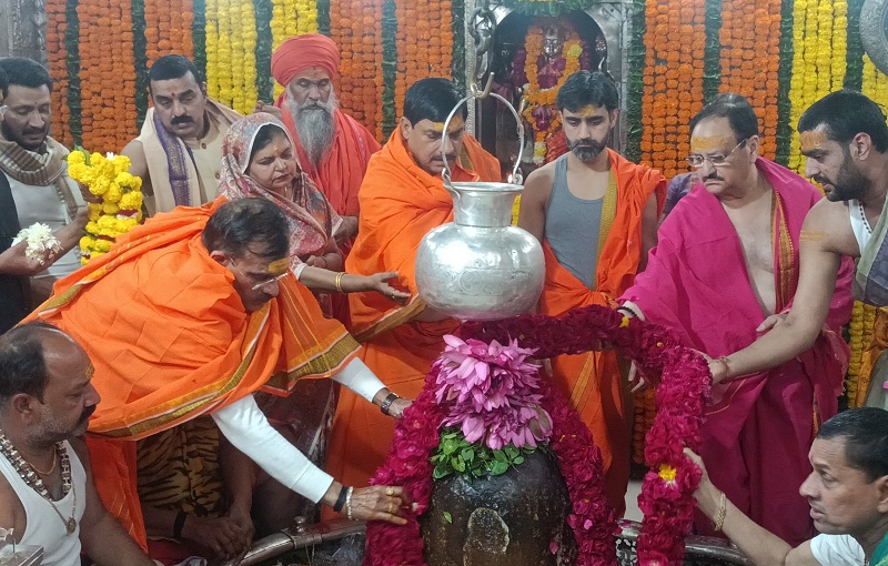 महाकाल मंदिर में पूजन करते हुए जेपी नड्डा महाकाल मंदिर में पूजन करते हुए जेपी नड्डा