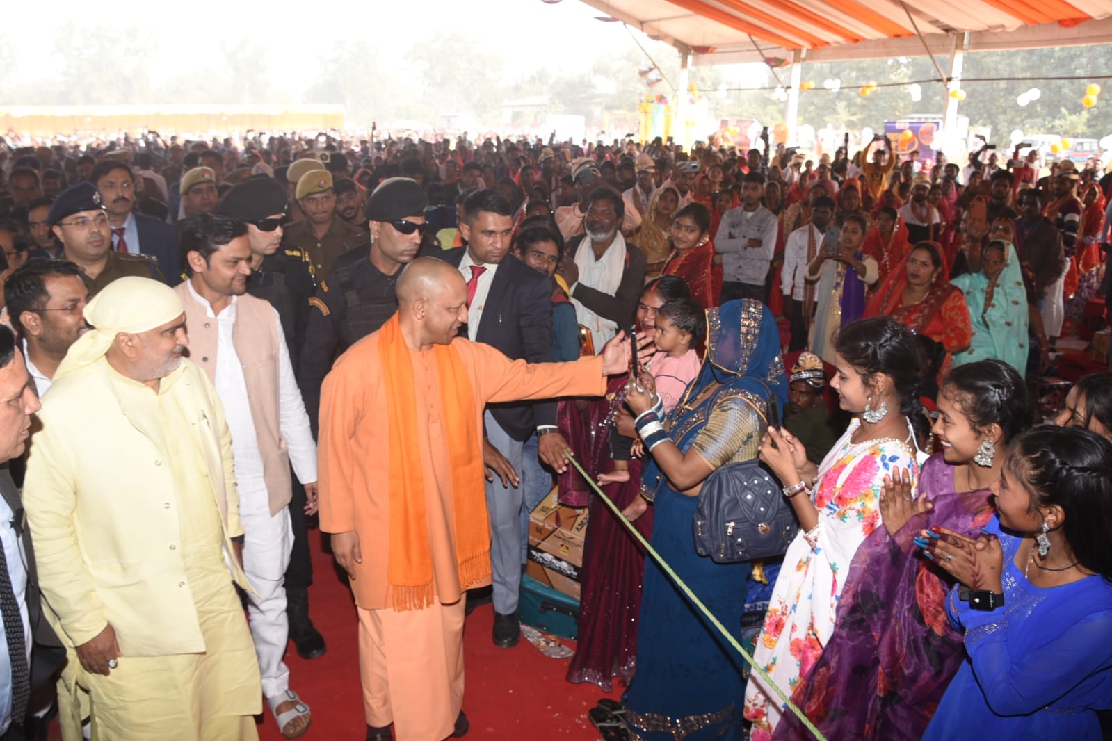 *सामूहिक विवाह समारोह में सम्मिलित हुए मुख्यमंत्री, नव दम्पतियों को दिया आशीर्वाद*