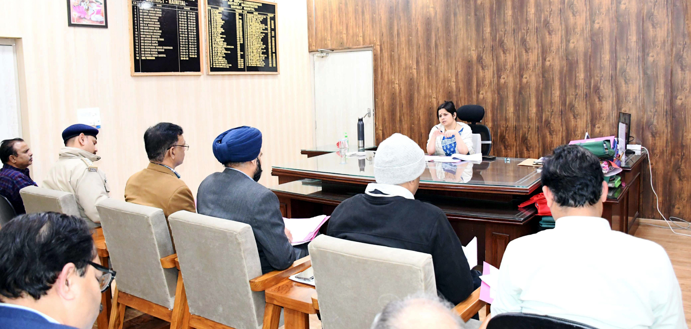 अधिकारियों को सड़क सुरक्षा के लिये निर्देश देतीं जिलाधिकारी वंदना। अधिकारियों को सड़क सुरक्षा के लिये निर्देश देतीं जिलाधिकारी वंदना।