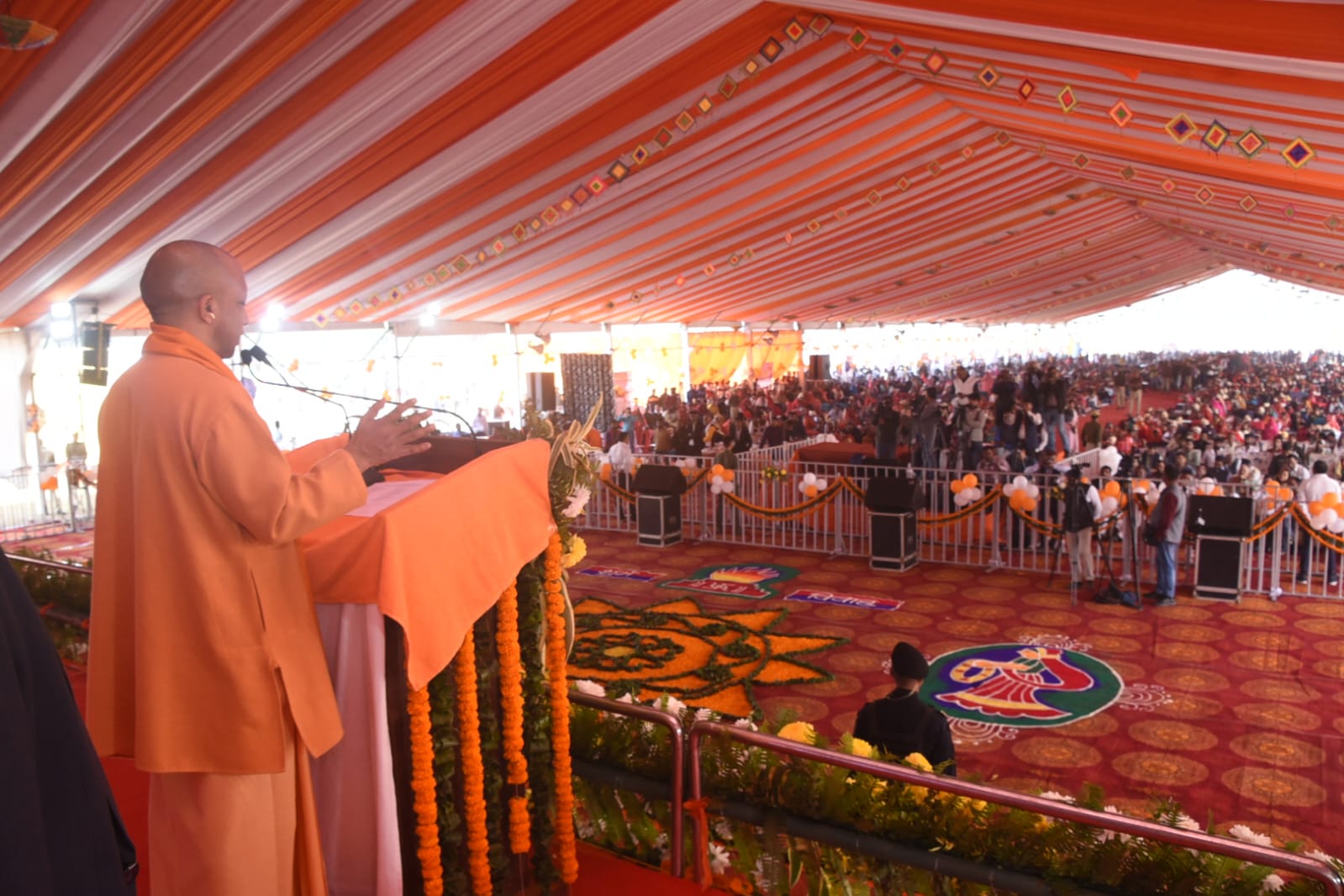 *सामूहिक विवाह समारोह में सम्मिलित हुए मुख्यमंत्री, नव दम्पतियों को दिया आशीर्वाद*